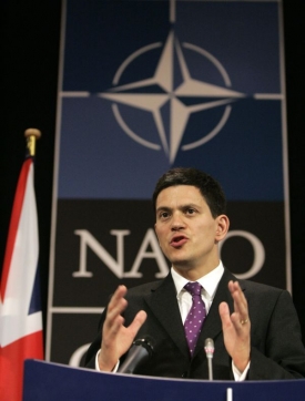 Britský ministr zahraničí v ústředí NATO v Bruselu.